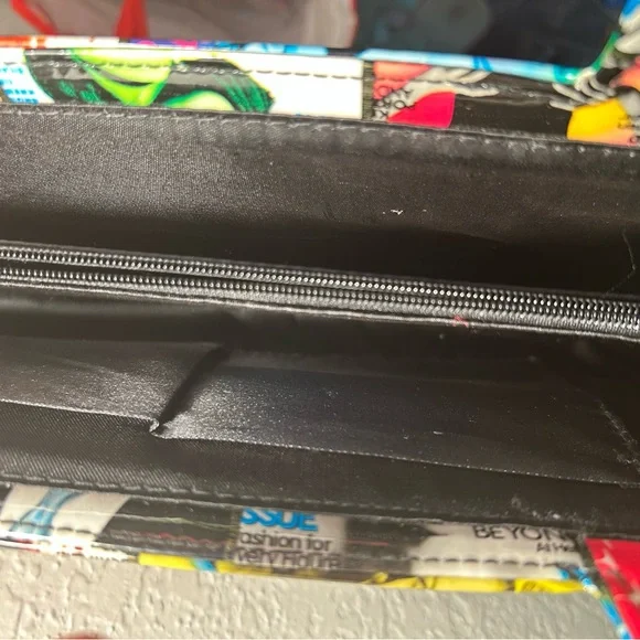 Vintage Parisian - Colorful Magazine Print Clutch 🩷🌹💗 - Picture 3 of 3